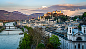 Aussicht kurz vor Sonnenuntergang Altstadt mit Blick auf die Salzach und die Burg Hohensalzburg in Salzburg, Österreich