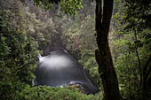 Wasserfall im Parque Salto Los Mañios mit üppiger Vegetation, Lago (See) Ranco, Region de los Lagos, Chile, Südamerika