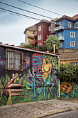 bunte Häuser und Streetart in Valparaiso, Chile, Südamerika