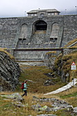 Via Spluga unterhalb der Staumauer des Lago di Montespluga, Sondrio, Lombardei