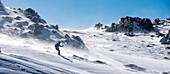 Skifahren abseits der Piste im Skigebiet von Thredbo, NSW, Australien