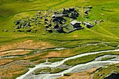 Frankreich, Savoie, Haute Tarentaise, Wanderer entlang eines Bachlaufs am Grand Sassiere