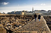 France, Ille et Vilaine, Cote d'Emeraude (Emerauld Coast), Saint Malo, path between the island of Petit Be and the ramparts of the walled city, accessible only at low tide