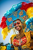 Frankreich, Guadeloupe, Grande-Terre, Pointe-à-Pitre , Porträt eines Tänzers der Toum Black Band, während der Abschlussparade der Fastnacht
