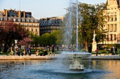 Frankreich, Paris, Stadtgebiet, UNESCO Weltkulturerbe, abends in den Gärten der Tuileries