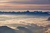 Frankreich, Haute-Savoie, Passy, Aravis Berge bei Sonnenuntergang