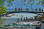 Frankreich, Haute-Savoie, Annecy, Boote am Seeufer