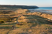 Frankreich, Finistère, Crozon, Wandern in der Nähe des Strandes Palue