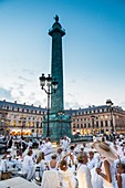 Frankreich, Paris, Place Vendome, 28. Diner en blanc (Essen in Weiß) am 8. Juni 2016