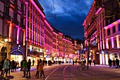 Frankreich, Bas Rhin, Straßburg, Weihnachtsbeleuchtung in der Rue de la Mesange