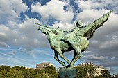 Frankreich, Paris, Brücke Pont de Bir-Hakeim, Renaissance-Reiterstatue des Bildhauers Wederlink