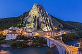 Frankreich, Alpes-de-Haute-Provence, Sisteron, Felsenformation des Gebirgzugs Baume und Brücke über die Durance