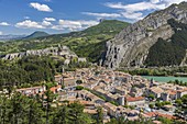 Frankreich, Alpes-de-Haute-Provence, Sisteron, die Altstadt mit der Zitadelle, dem historischen Denkmal aus dem 16. Jahrhundert, Fluß Durance und dem Felsen 'Rock of the Balm'