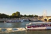 Frankreich, Paris, Stadtgebiet, UNESCO Weltkulturerbe, Flussboot passiert die Pont de la Concorde und das Riesenrad (Place de la Concorde)