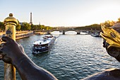 Frankreich, Paris, Stadtgebiet, UNESCO Weltkulturerbe, Nymphe de la Neva auf der Brücke Pont Alexandre III, eine Statue mit Waffe von George Recipon