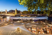 Frankreich, Paris, Stadtgebiet, UNESCO Weltkulturerbe, Les Berges am Quai d'Orsay mit dem Lastkahn Flow und der Pont Alexandre III
