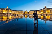 Frankreich, Gironde, Bordeaux, UNESCO-Weltkulturerbegebiet, Stadtviertel Saint-Pierre, Place de la Bourse, der Wasserspiegel aus dem Jahr 2006, entworfen vom Brunnenbauer Jean-Max Llorca, Fussballspiel