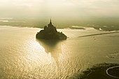 Frankreich, Manche, Le Mont-Saint-Michel, UNESCO Weltkulturerbe, Le Mont-Saint-Michel bei Flut (Luftaufnahme)
