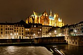 Frankreich, Moselle, Metz, Ufer der Mosel und Kathedrale St. Etienne