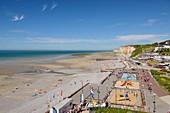 Frankreich, Seine-Maritime, Veules-les-Roses, Spiele am Strand und Außenpool mit Klippen im Hintergrund