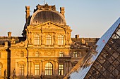 Frankreich, Paris, UNESCO Weltkulturerbegebiet, die Louvre-Pyramide des Architekten IM Pei und die Fassade des Cour Napoleon