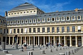 Frankreich, Paris, Königspalast, junge Frauen, die vor den Säulen von Buren fotografieren