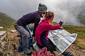 Wanderinnen mit Karte, 5. Tagesetappe, Trekking del Laghetti Alpini, Tessin, Schweiz
