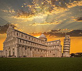 Schiefer Turm von Pisa und Piazza dei Miracoli bei Sonnenuntergang in der Toskana, Italien