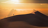 Mann in der Namib-Wüste in Namibia