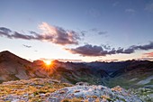 Frankreich, Alpes-de-Haute-Provence, Nationalpark Mercantour, Haute-Hubaye, vallon de Pelouse, die Sonne liegt hinter dem Tête of Empeloutier