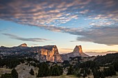 Frankreich, Isère, Regionaler Naturpark Vercors, Trieves, Mont Aiguille (2086 m), vom Pass von Aiguille (1622 m) aus, links der Rochers du Parquet und die Spitze des Grand Veymont (2341 m)