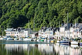 Frankreich, Finistère , Port-Launay, am Fluss Aulne festgemachte Boote und Häuserfassaden