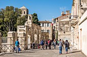 Frankreich, Bouches-du-Rhône, Arles, Saint-Trophime-Kirche aus dem 12.-15. Jahrhundert und Eingang des römischen Theaters aus dem 1. Jahrhundert v. Chr., UNESCO Weltkulturerbe