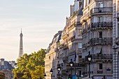 Frankreich, Paris, Rue Soufflot und der Eiffelturm