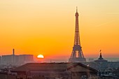Frankreich, Paris, Panoramaansicht bei Sonnenuntergang mit dem Eiffelturm