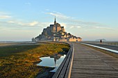 Frankreich, Manche, Bucht von Mont-Saint-Michel, UNESCO Weltkulturerbe, Fußgängerbrücke des Architekten Dietmar Feichtinger und Mont-Saint-Michel