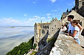 Frankreich, Manche, Bucht von Mont-Saint-Michel, UNESCO Weltkulturerbe, Mont-Saint-Michel, Blick auf die Bucht vom Weg der Stadtmauer aus