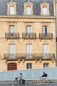Frankreich, Gironde, Bordeaux, UNESCO-Weltkulturerbegebiet, Place Pey-Berland, Fahrräder vor einem Gebäude aus dem 18. Jahrhundert