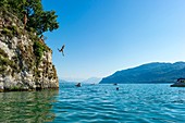 Frankreich, Savoie, Aix-les-Bains, die Bucht von Portout, Schwimmer springen vom Felsen