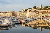 Frankreich, Alpes-Maritimes, Cannes, der alte Hafen und das Suquet mit seinem Turm