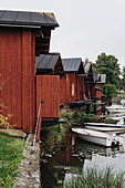 Rot gestrichenen Holzhäuser am Fluss, Porvoo, Finnland