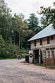 Ehemalige Mühle, heute Geschäfte und Cafés in Ruukin Kehräämö Ja Puoti Oy, Mathildedal, Finnland