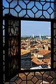 Frankreich, Gironde, Bordeaux, UNESCO-Weltkulturerbegebiet, rue Saint-James, La Grosse Cloche, Blick über die Dächer der Altstadt