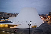 Frankreich, Seine-Maritime, Le Havre, von Auguste Perret wiederaufgebautes Stadtzentrum, als UNESCO-Weltkulturerbe, der Vulkan des Architekten Oscar Niemeyer und das erste in Frankreich geschaffene Kulturhaus