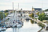 Frankreich, Morbihan, Vannes, der Hafen und die Kathedrale im Hintergrund