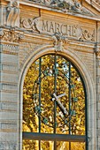 Frankreich, Aude, Narbonne, überdachte Markthalle, Tür mit einer Uhr in den Hallen des Cours Mirabeau