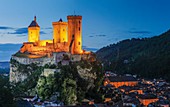 Frankreich, Ariege, kennzeichnet als Grands Sites de Midi-Pyrénées, Foix, Burg auf einer Landzunge bei Einbruch der Dunkelheit