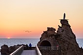 Frankreich, Pyrénées-Atlantiques, Baskenland, Biarritz, Rocher de la Vierge, Sonnenuntergang