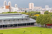 Frankreich, Paris, Bezirk Pont-de-Flandre, von Bernard Tschumi entworfener Parc de la Villette mit der Grande Halle und dem 19. Arrondissement im Hintergrund