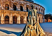 Frankreich, Gard, Nimes, Arena von Nimes, Platz vor dem römischen Amphitheater von Nimes mit der Statue des Matadors Nimeño II